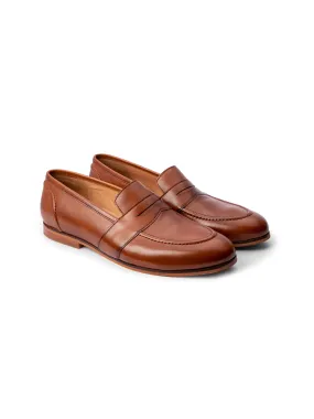 Penny loafer with cord stitching on the vamp and counter